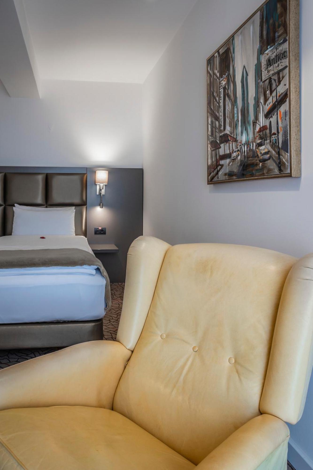 Charm Boutique Hotel Satu Mare Bagian luar foto