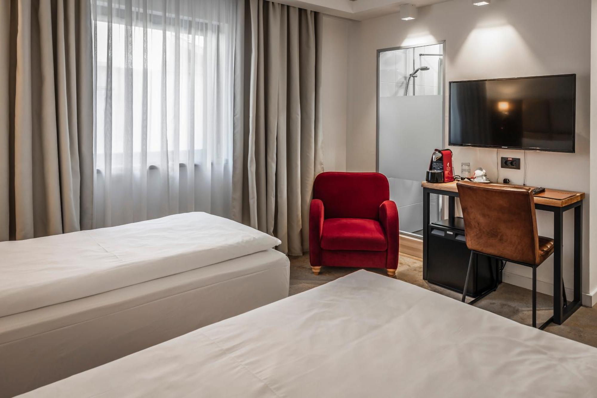 Charm Boutique Hotel Satu Mare Bagian luar foto